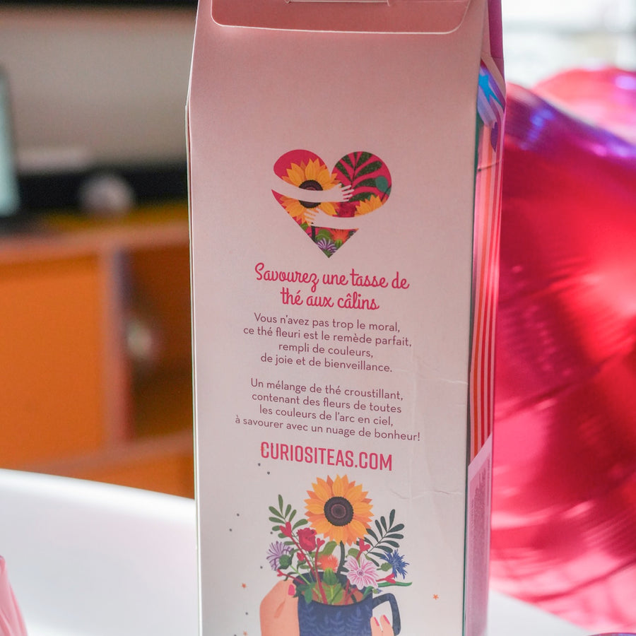 Tasse de thé avec motif doux sur fond clair