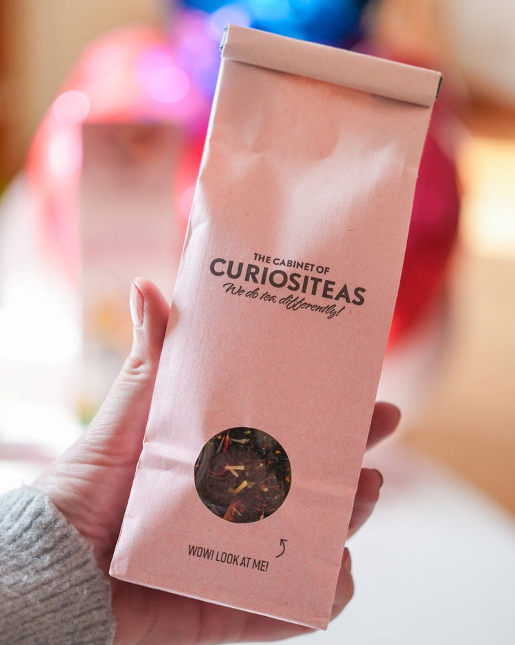 Tasse de thé avec motif doux sur fond clair