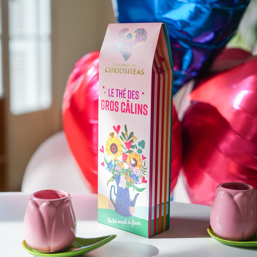 Tasse de thé avec motif doux sur fond clair