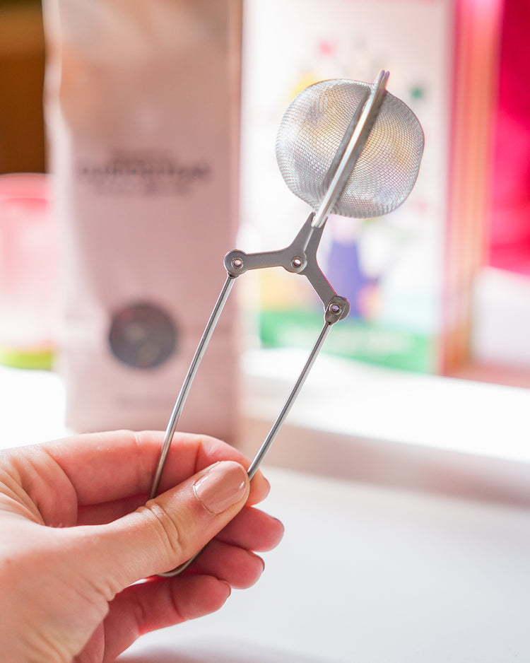 Tasse de thé avec motif doux sur fond clair