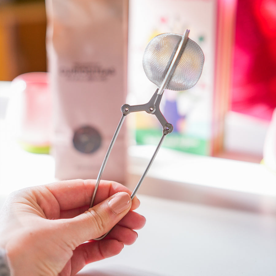 Tasse de thé avec motif doux sur fond clair