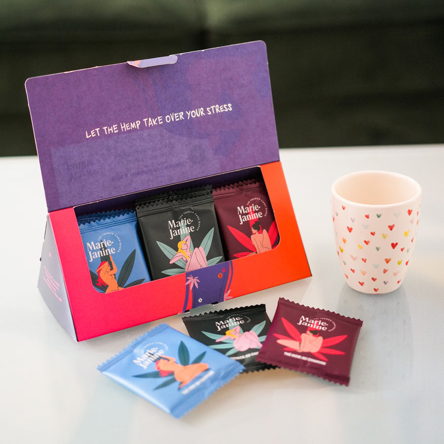 Coffret de thés CBD avec dosettes colorées et élégantes.