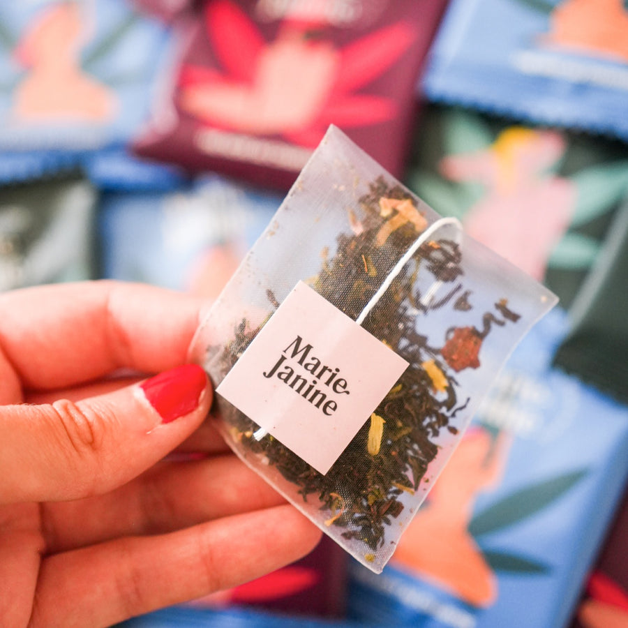 Coffret de thés CBD avec dosettes colorées et élégantes.