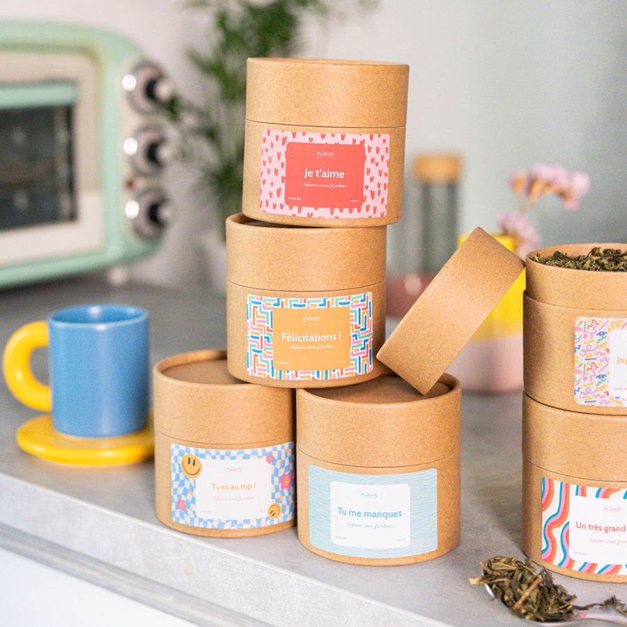 Boîte de thé avec message, vue de face et étiquette colorée.