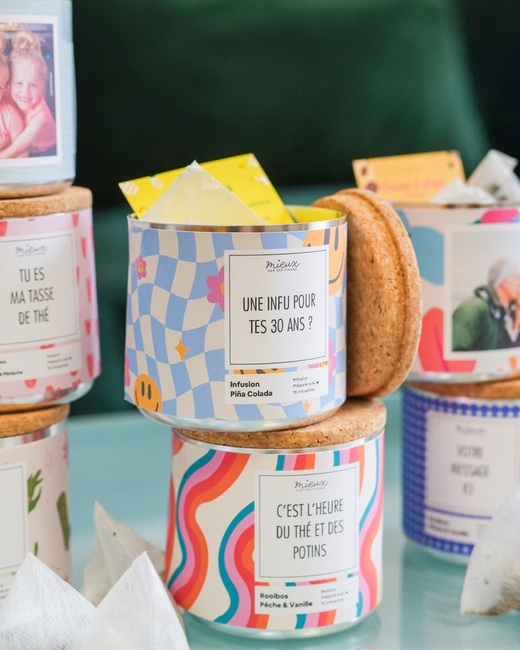 Boîte de thé personnalisée avec photo et infusettes colorées.