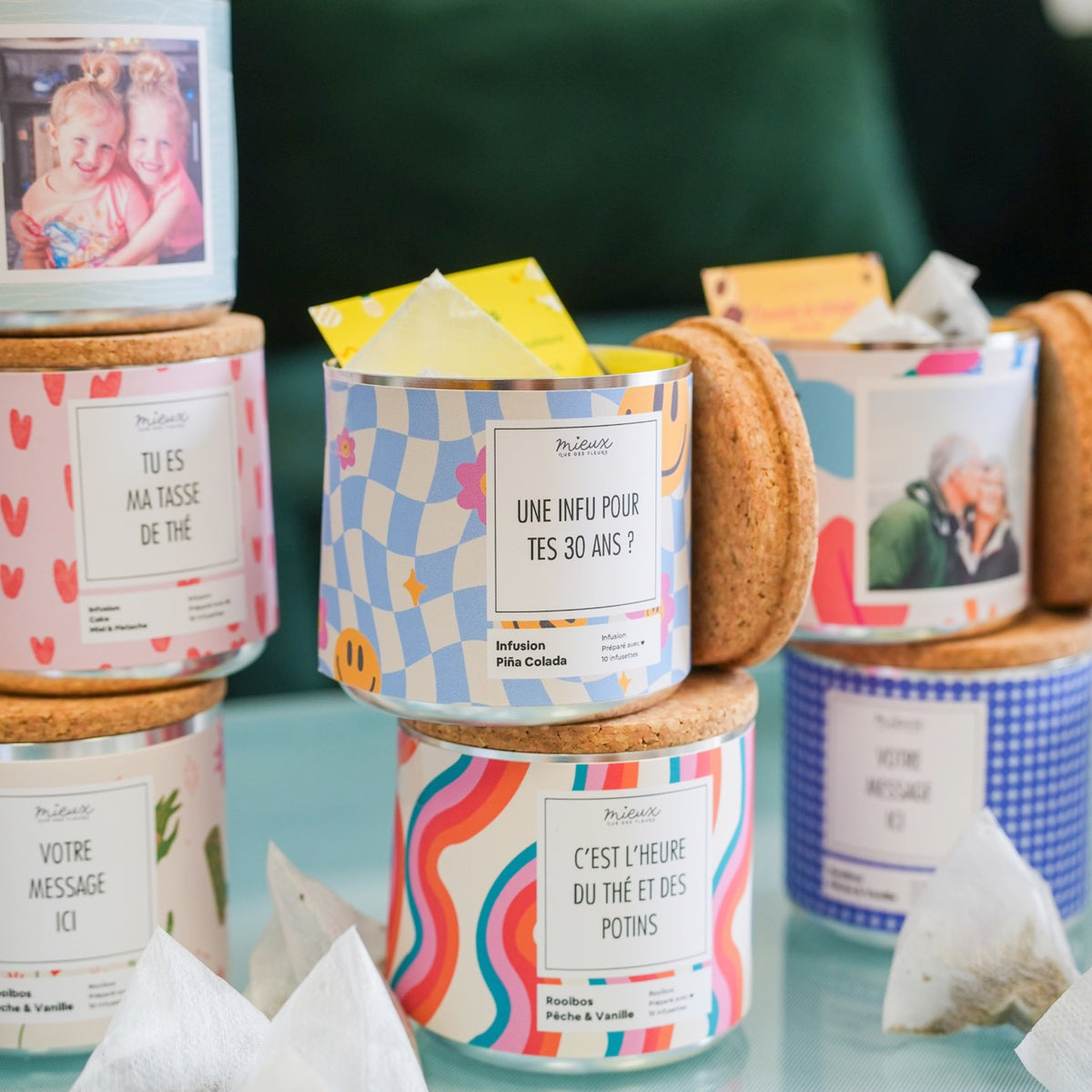 Boîte de thé personnalisée avec photo et infusettes colorées.