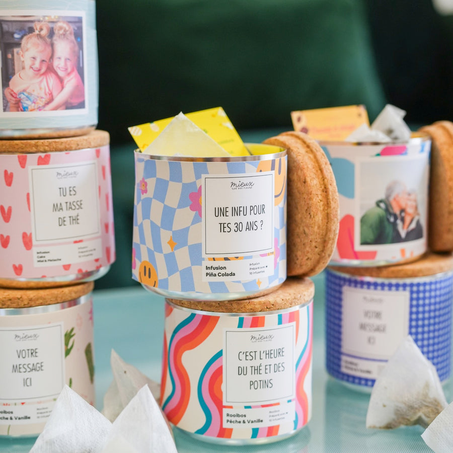 Boîte de thé personnalisée avec photo et infusettes colorées.