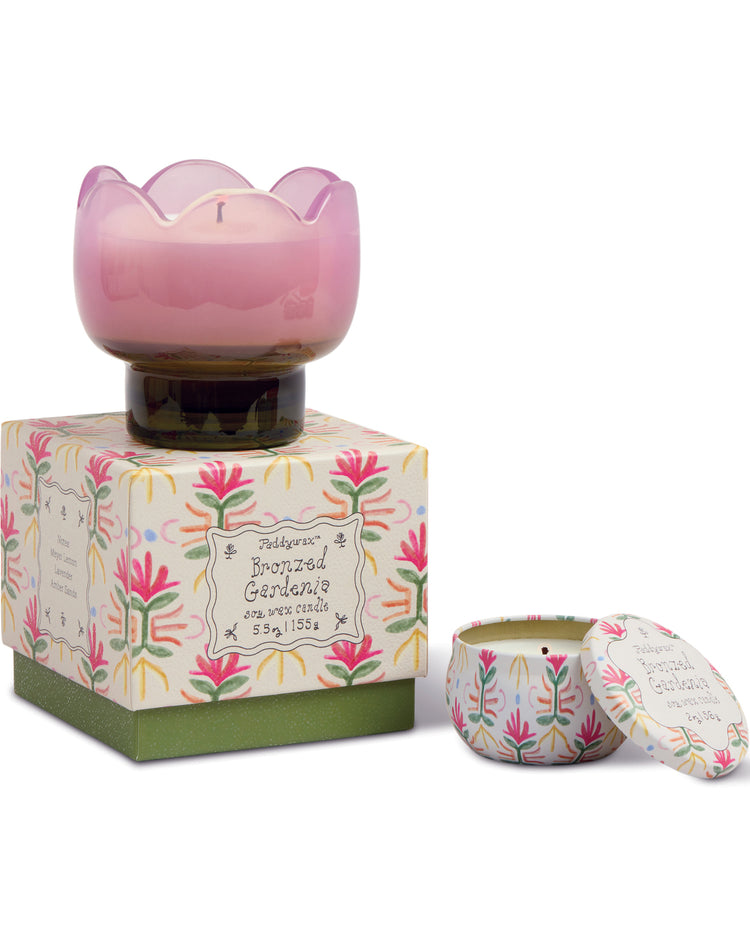 Bougie tulipe lila avec texture délicate et parfum gardenia
