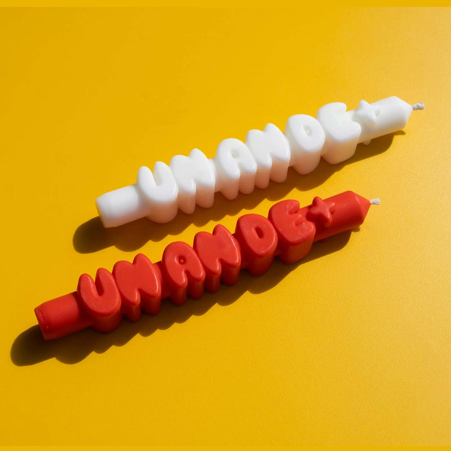 Bougie 'Un an de +' avec un design élégant et des couleurs vives