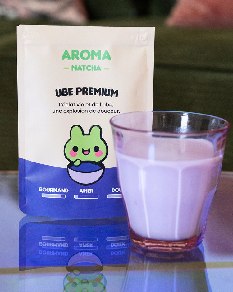 Poudre d'ube violette en sachet, texture fine et veloutée.