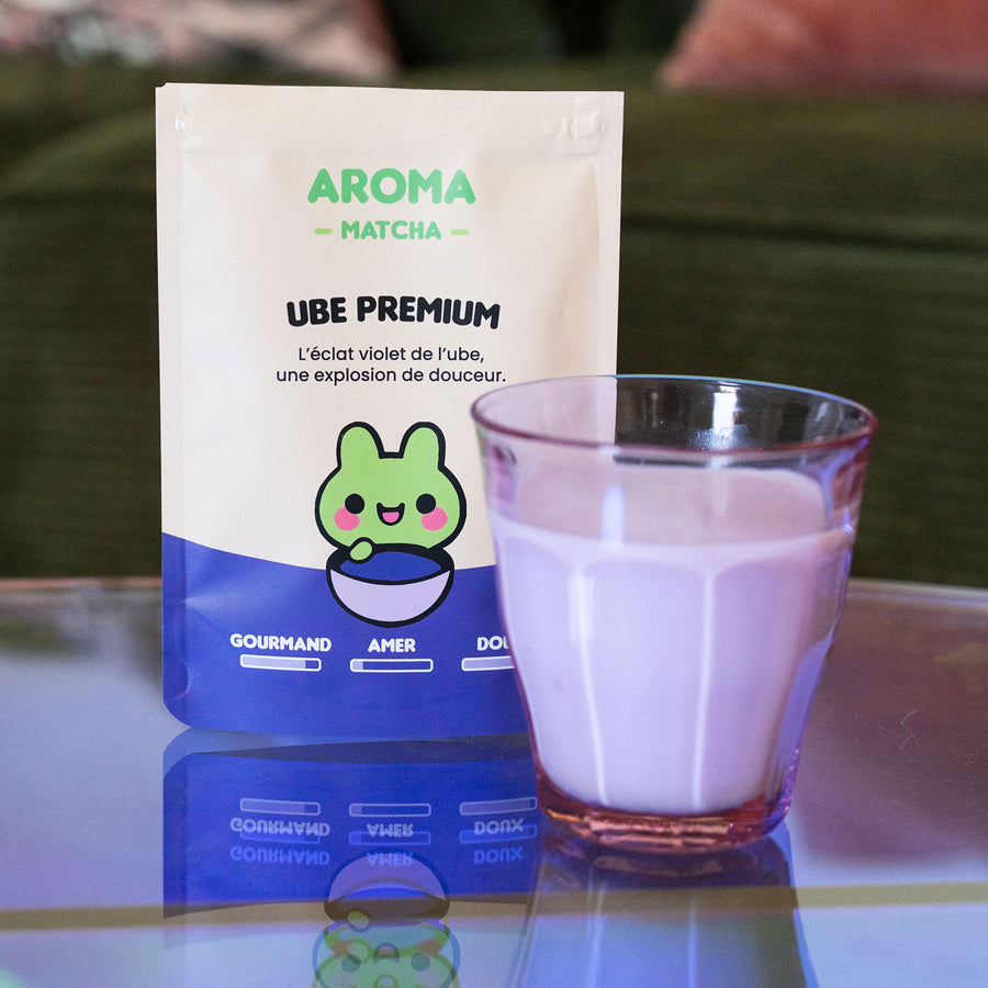 Poudre d'ube violette en sachet, texture fine et veloutée.