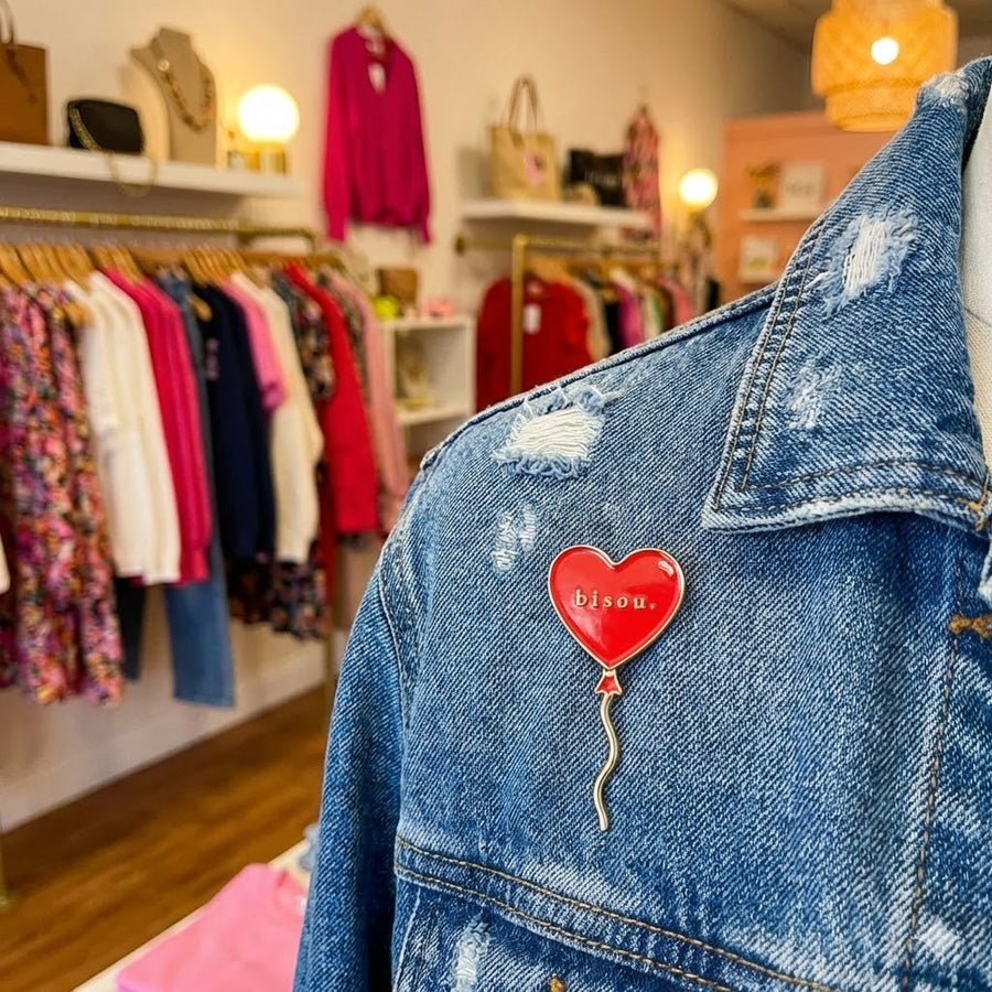 Pin 'Bisou' avec ballon cœur rouge et texte doré sur fond clair