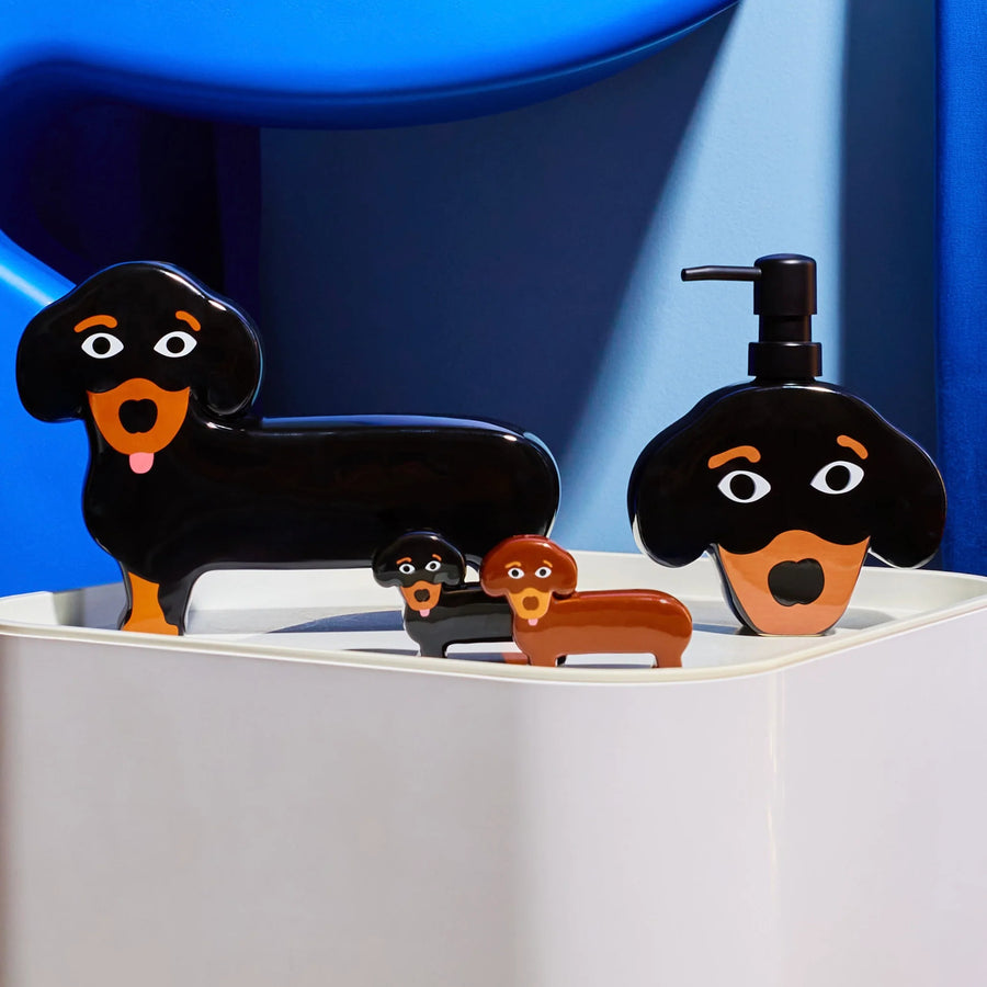 Salière et poivrière en forme de teckel, vue de côté