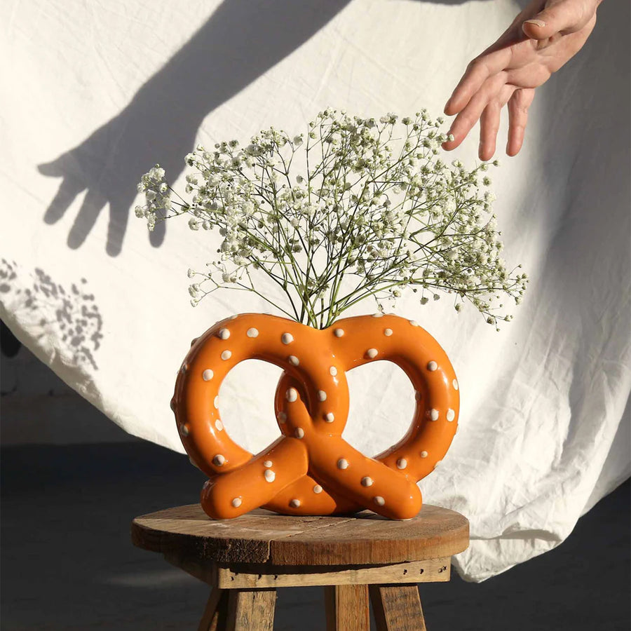 Vase en forme de bretzel avec détails de texture réalistes.