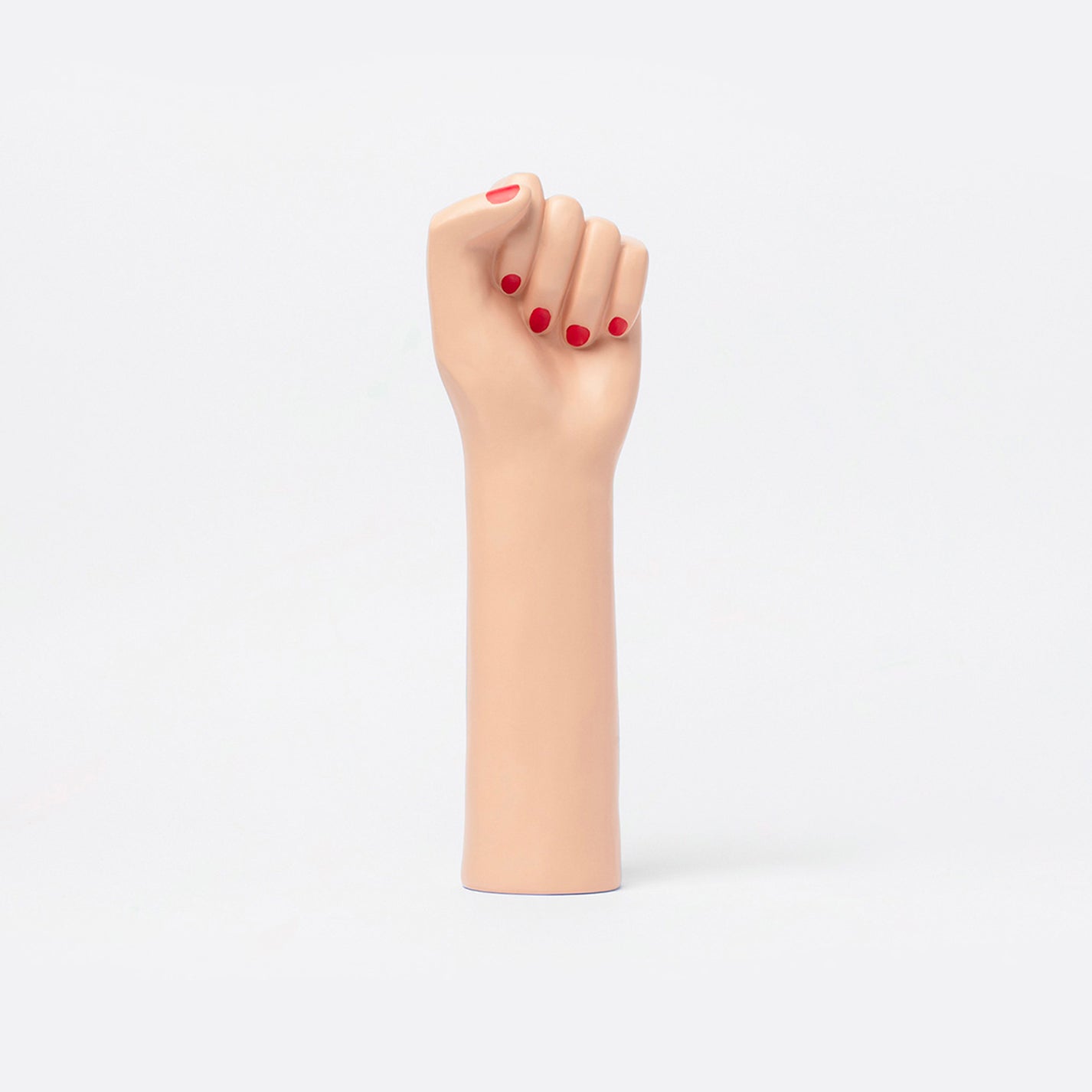 Vase en céramique avec poing levé, style girl power.