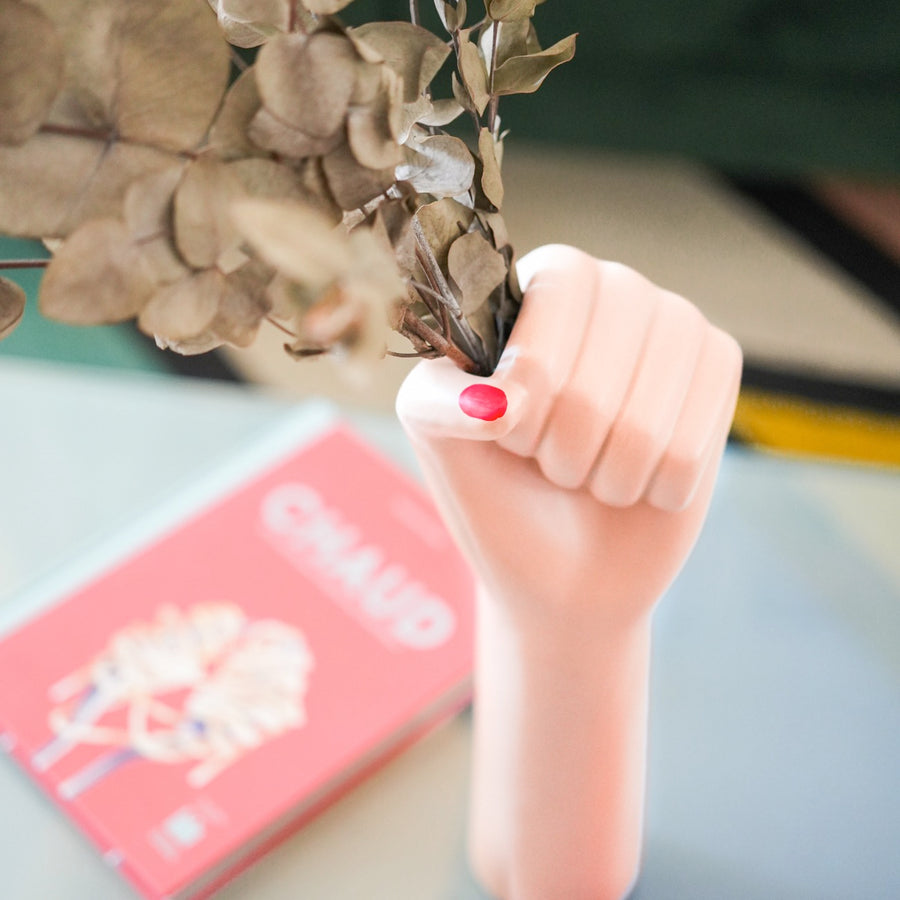 Vase en céramique avec poing levé, style girl power.