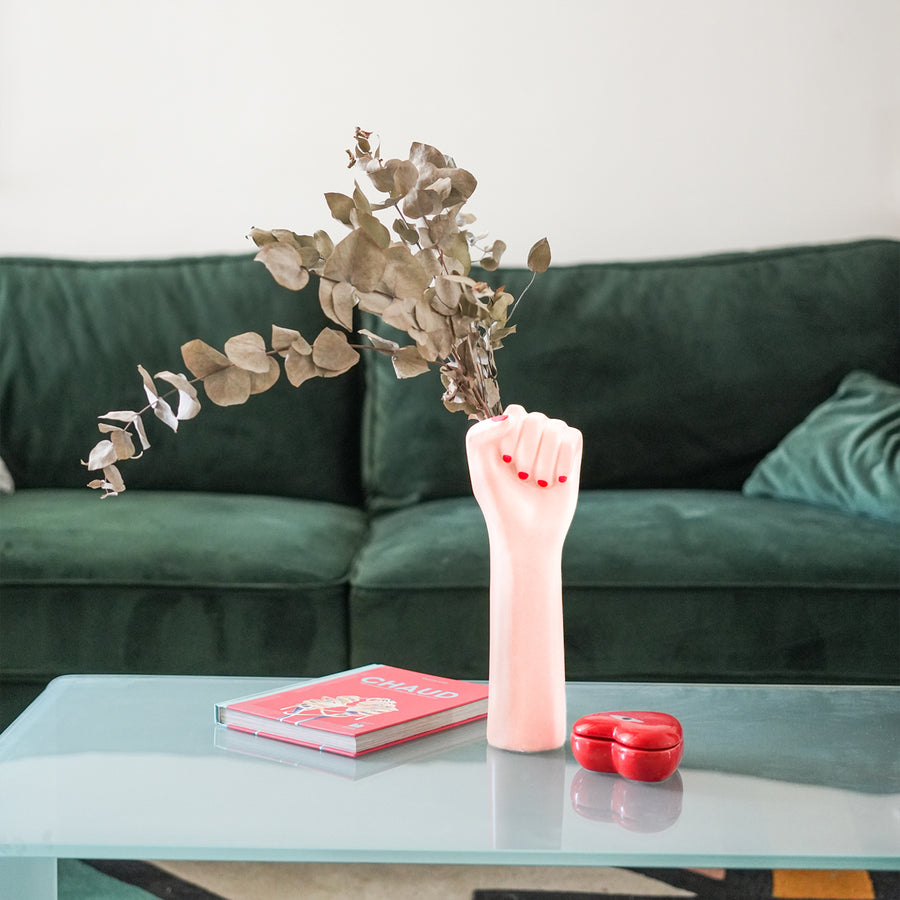 Vase en céramique avec poing levé, style girl power.