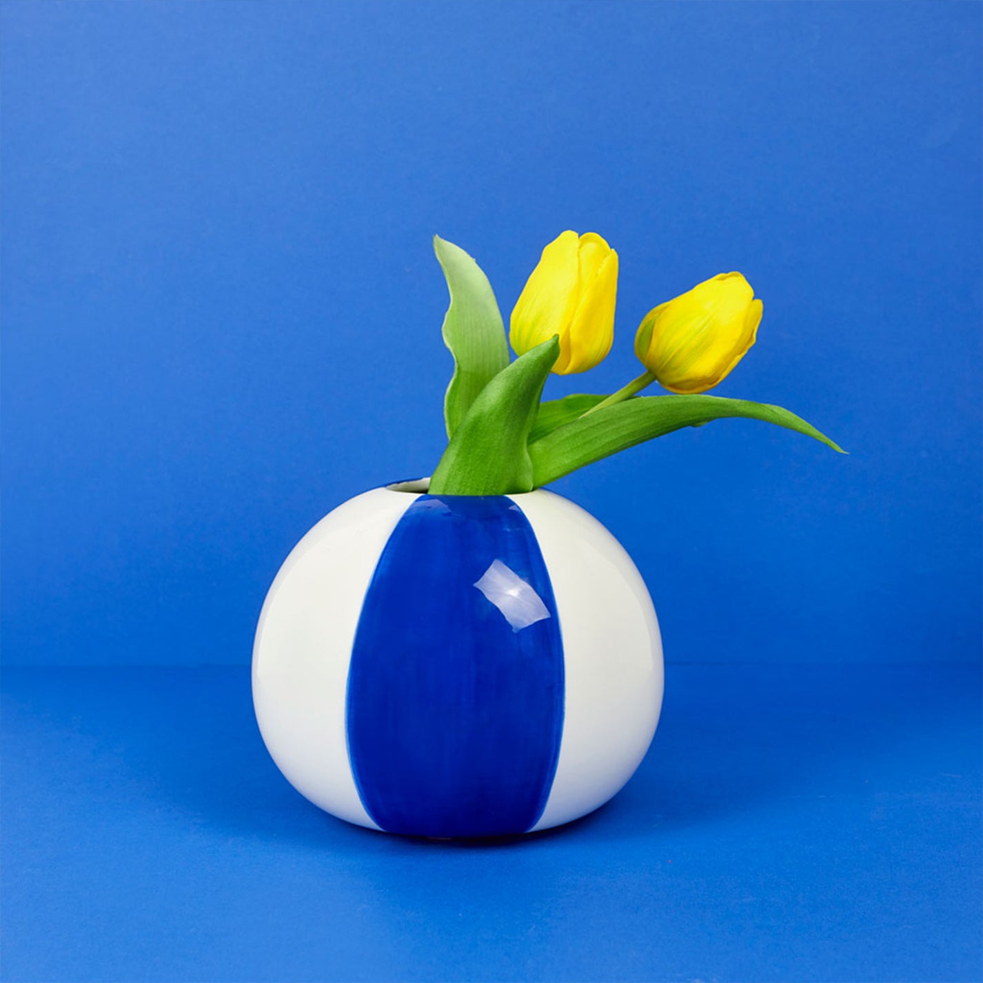 Vase en forme de ballon de plage avec rayures colorées