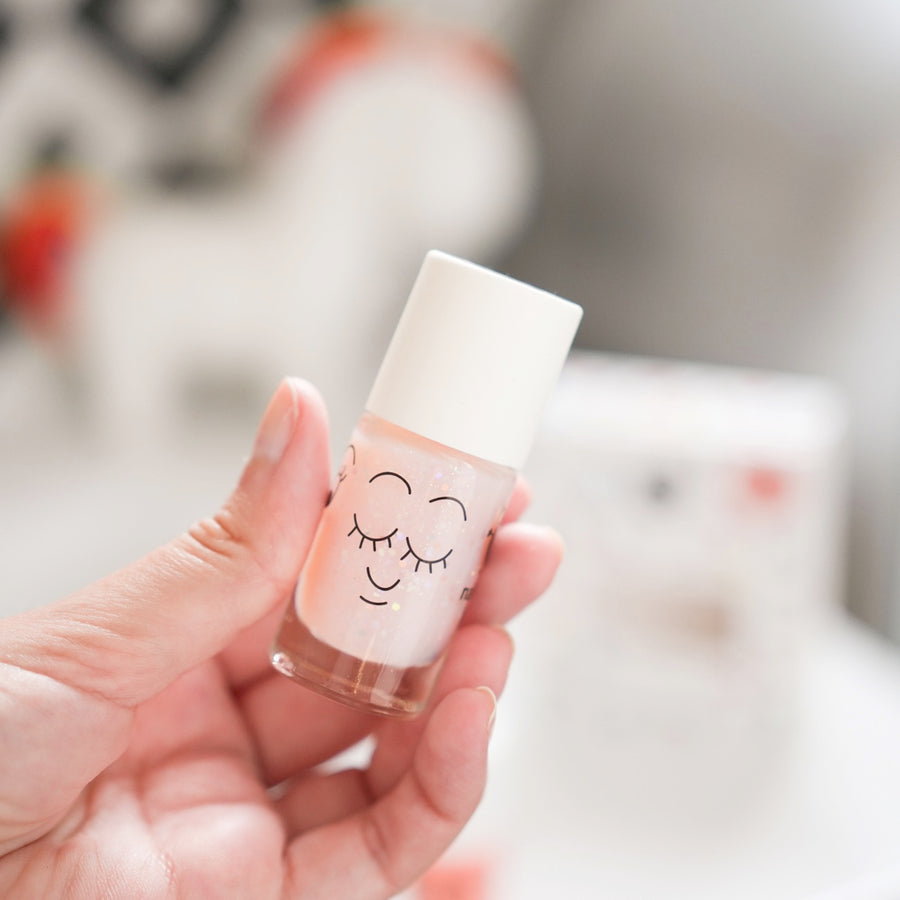 Coffret de vernis corail et paillettes pour enfants, vue de dessus.