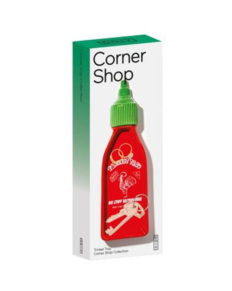 Vide-poche en forme de bouteille Sriracha avec détails colorés.