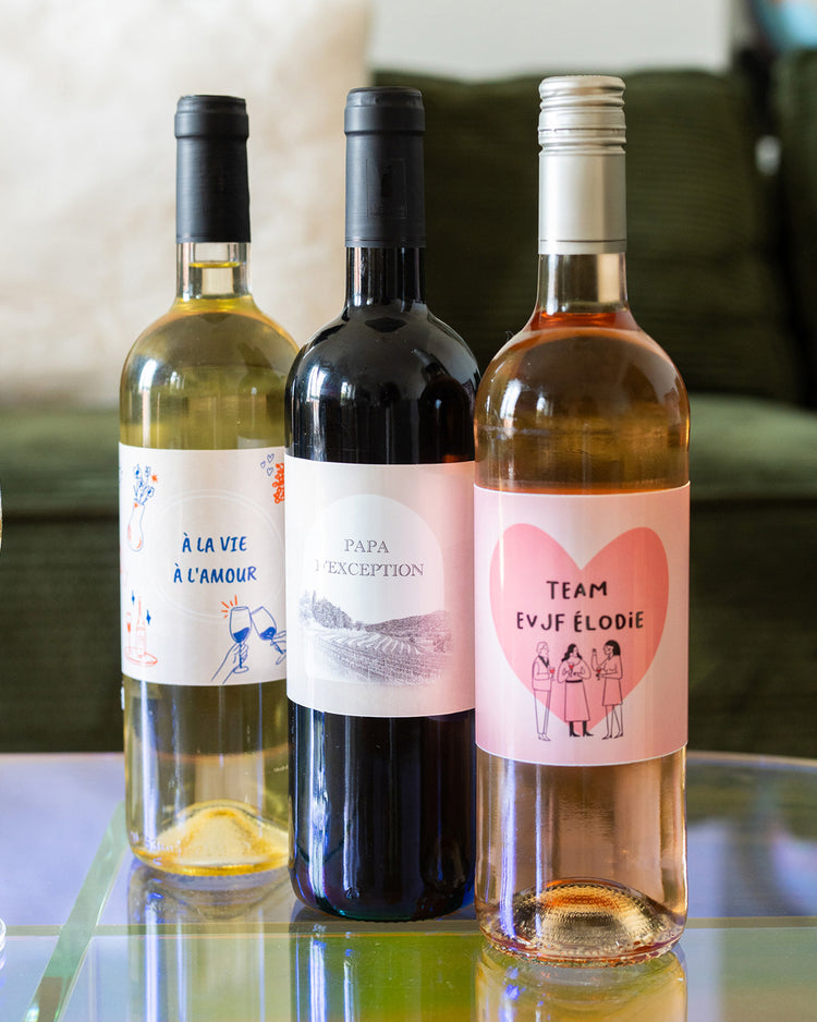 Bouteille de vin avec étiquette personnalisée en gros plan