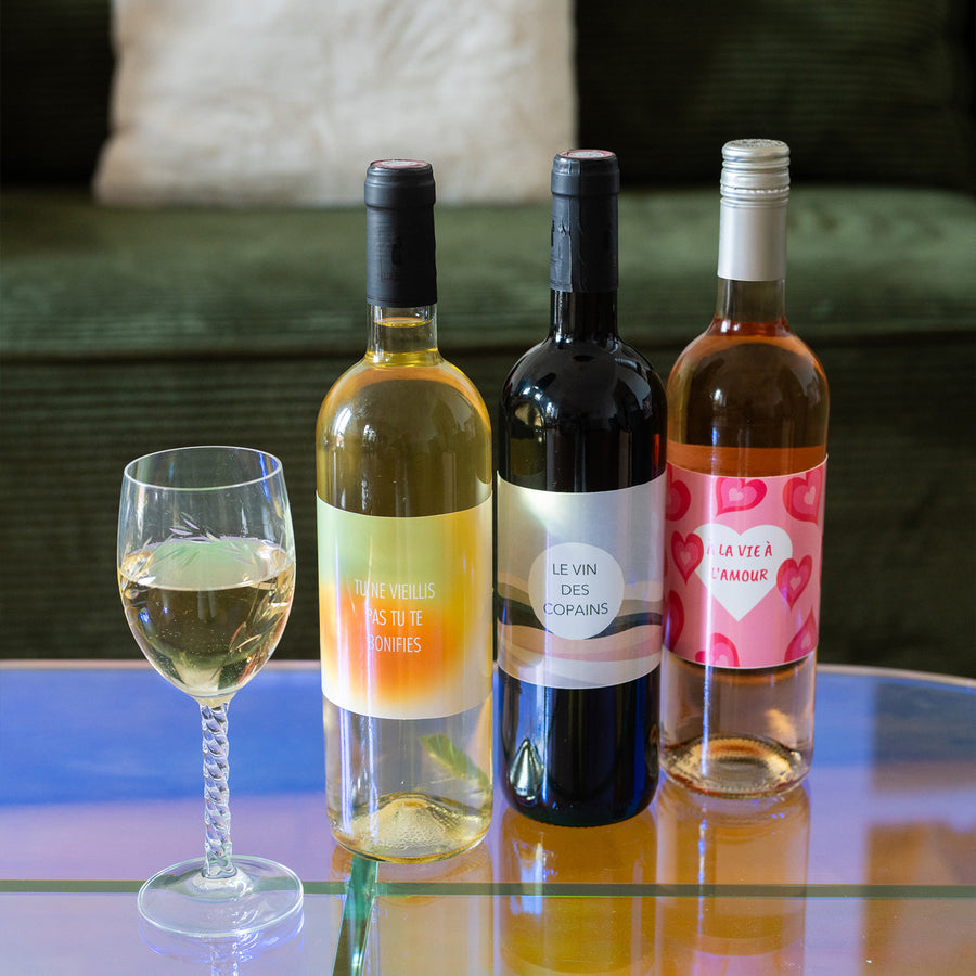 Bouteille de vin avec étiquette personnalisée en gros plan