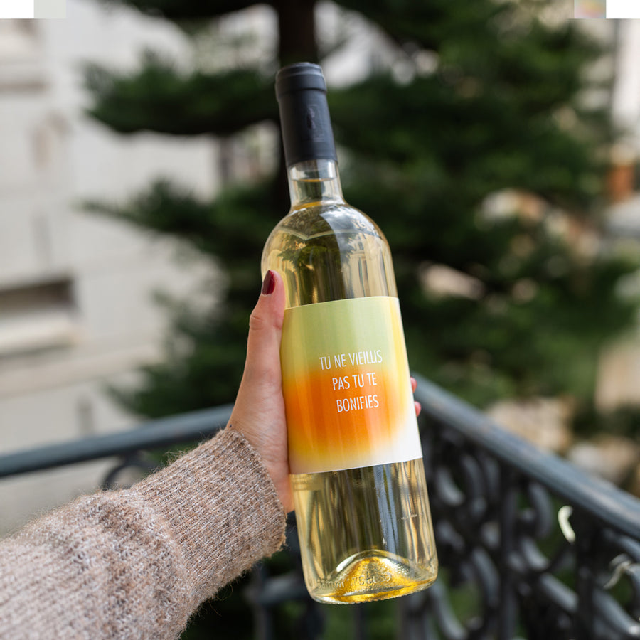 Bouteille de vin avec étiquette personnalisée en gros plan