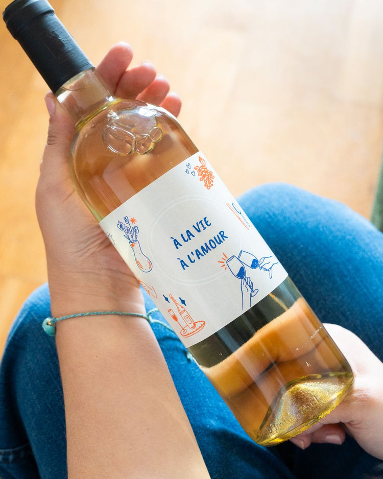 Bouteille de vin avec étiquette personnalisée en gros plan