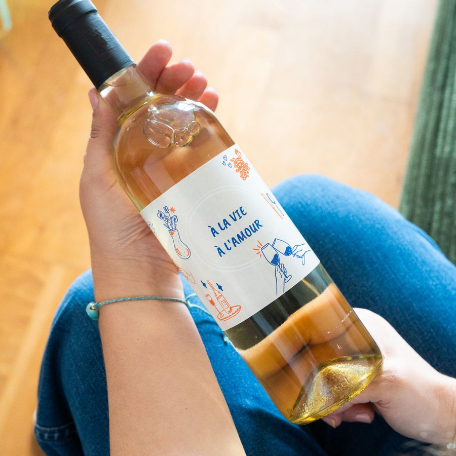 Bouteille de vin avec étiquette personnalisée en gros plan