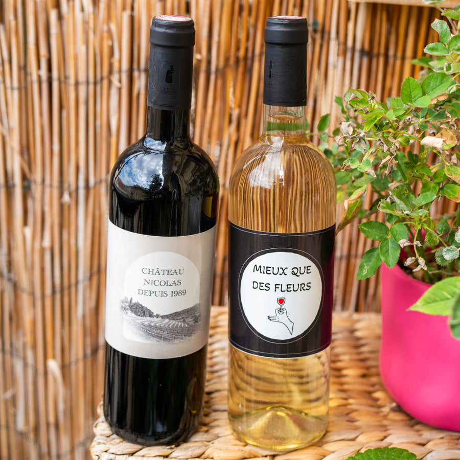 Bouteille de vin avec étiquette personnalisée en gros plan