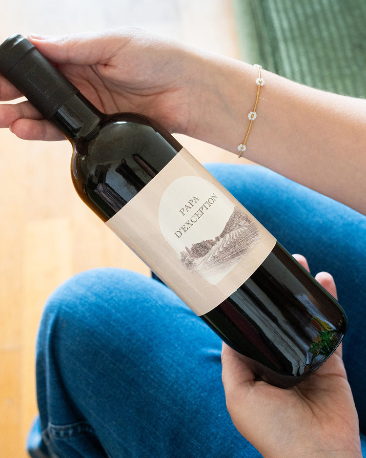 Bouteille de vin avec étiquette personnalisée en gros plan