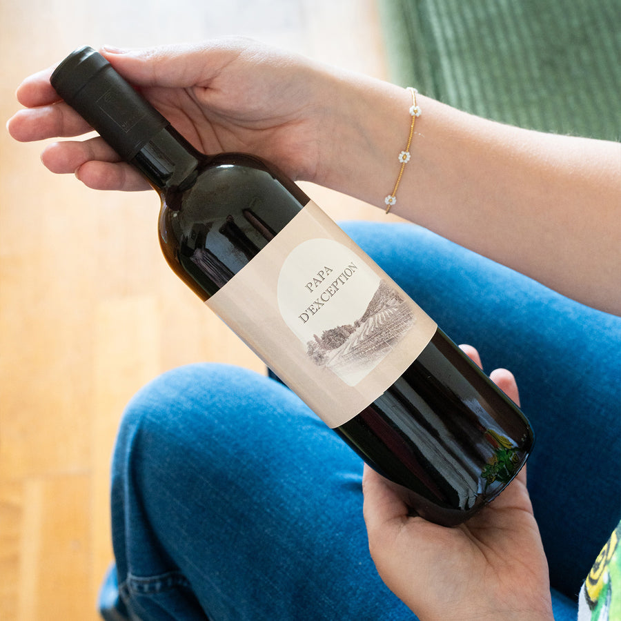 Bouteille de vin avec étiquette personnalisée en gros plan
