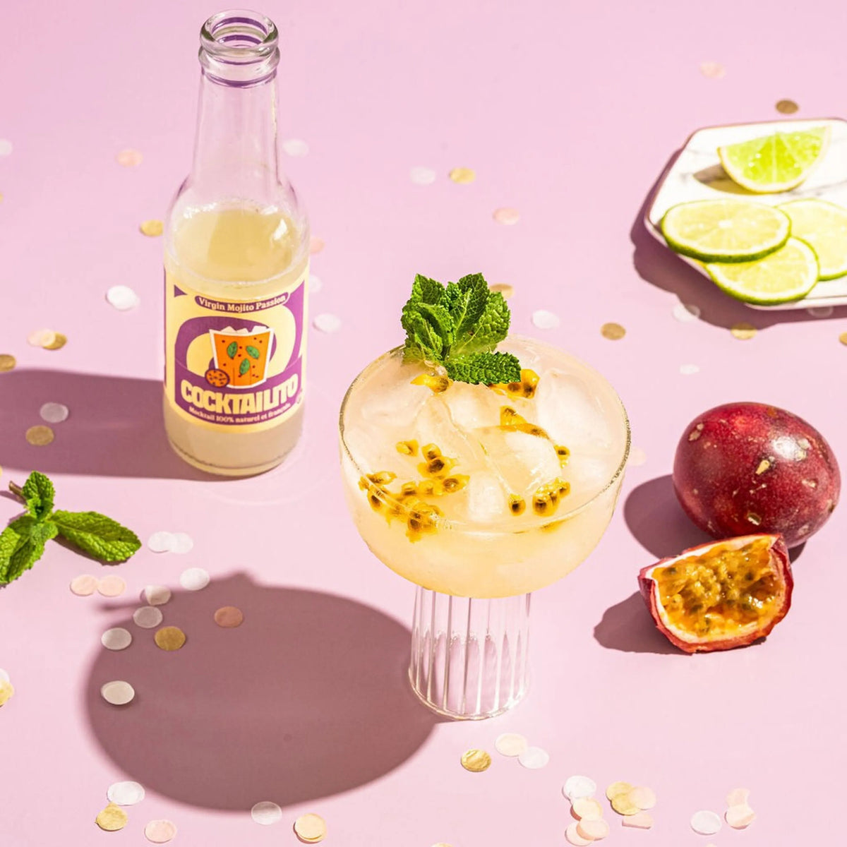 Virgin Mojito Passion dans un verre avec glaçons et menthe fraîche