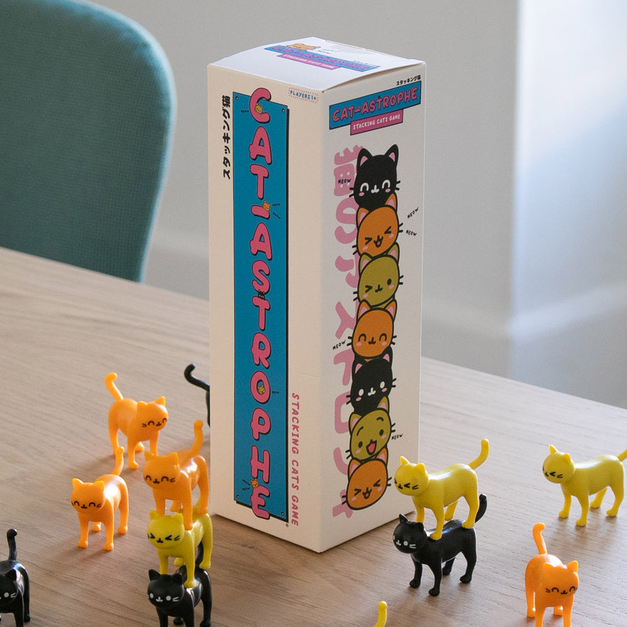 Jeu d'équilibre avec des chats colorés empilés en hauteur.