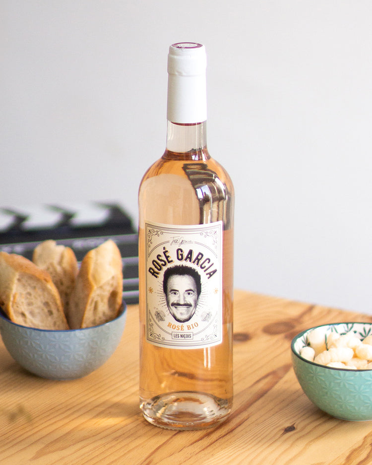 Bouteille de rosé Garcia avec étiquette élégante en gros plan.