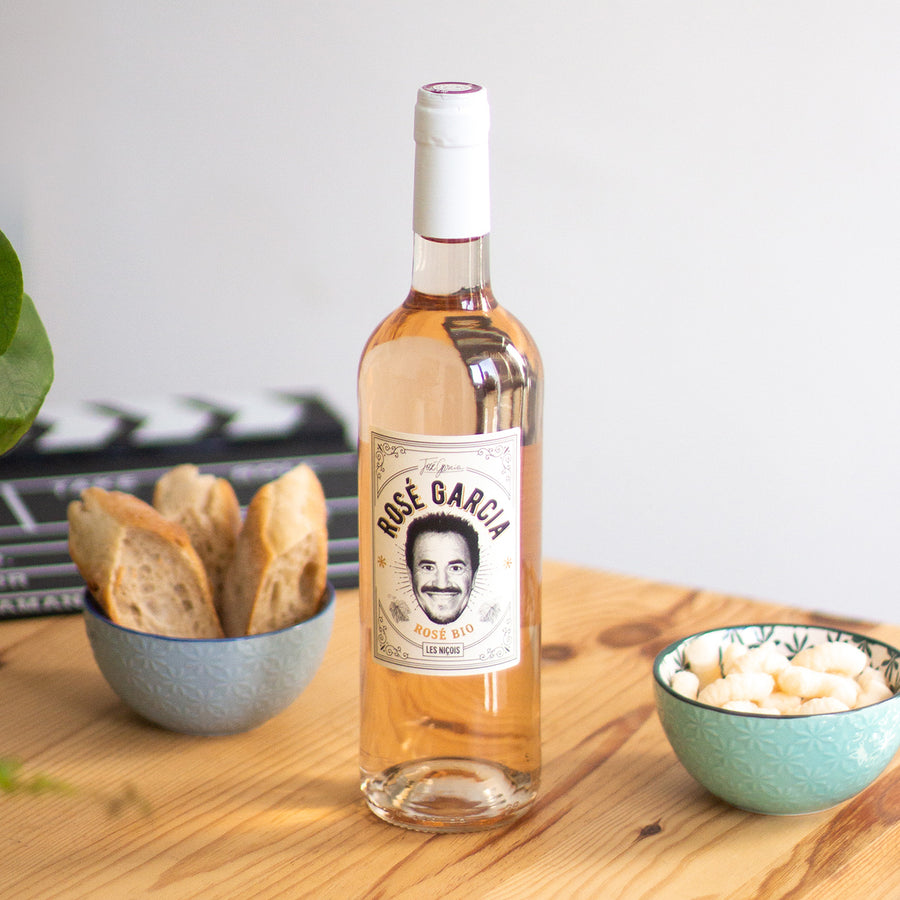 Bouteille de rosé Garcia avec étiquette élégante en gros plan.