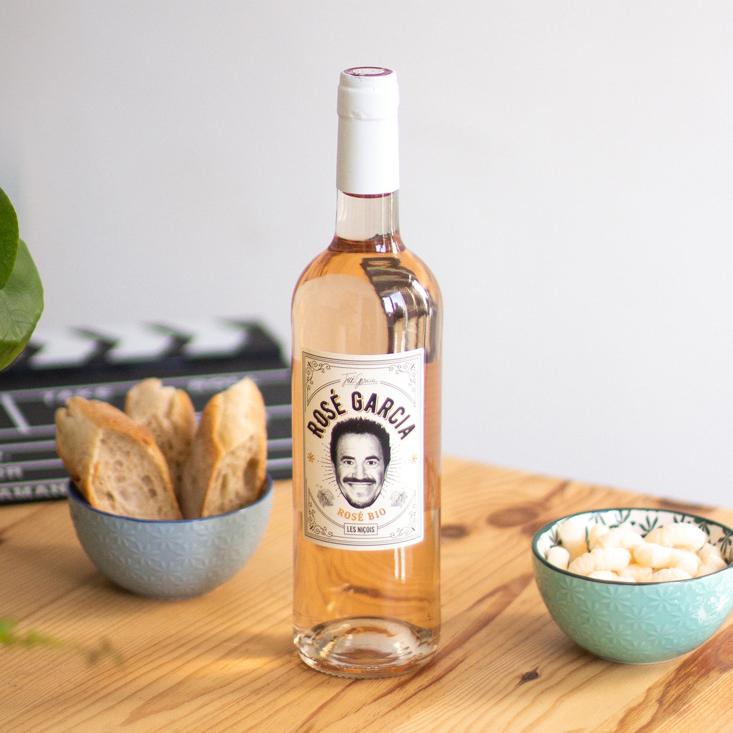 Bouteille de rosé Garcia avec étiquette élégante en gros plan.
