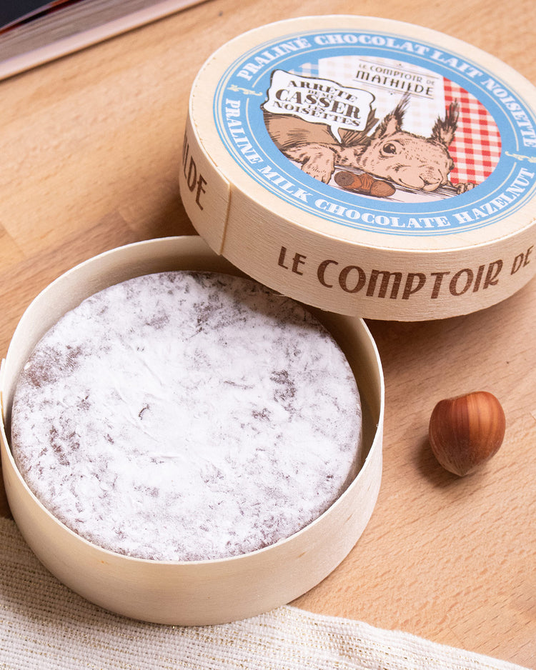 Camembert en chocolat au lait praliné, trompe l'œil.