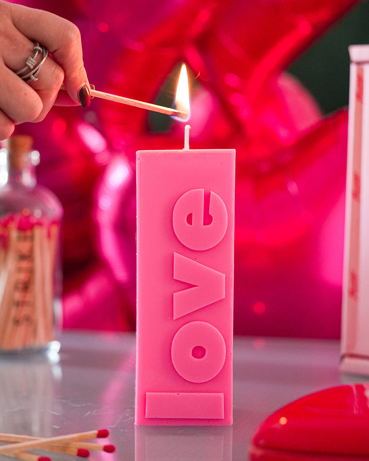 Bougie rose fluo avec message d'amour en relief