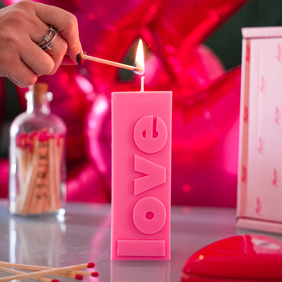 Bougie rose fluo avec message d'amour en relief