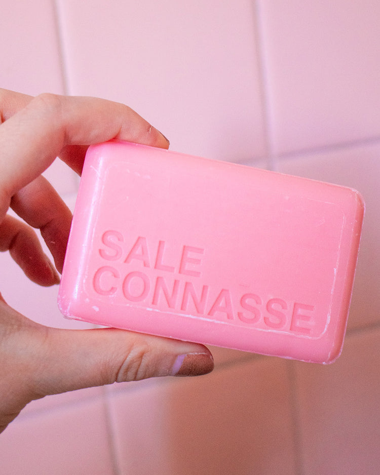 Savon humoristique avec étiquette colorée et motif rose.