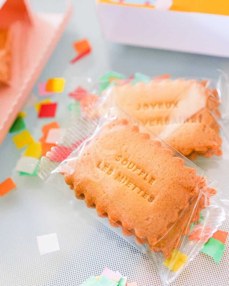 Biscuits à message pour anniversaire sur fond blanc
