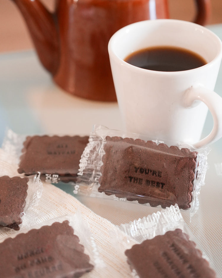 Biscuits à message Merci sur fond blanc