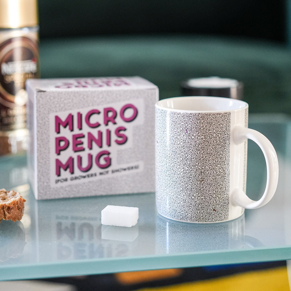 Mug humoristique avec motif de petits pénis sur fond blanc.