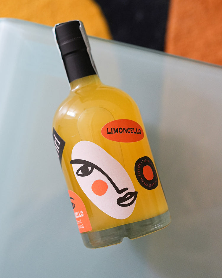 Bouteille de Limoncello avec étiquette colorée et bouchon doré.