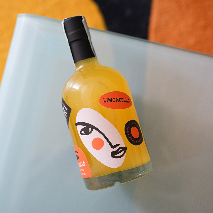 Bouteille de Limoncello avec étiquette colorée et bouchon doré.