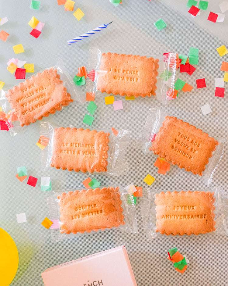 Biscuits à message pour anniversaire sur fond blanc