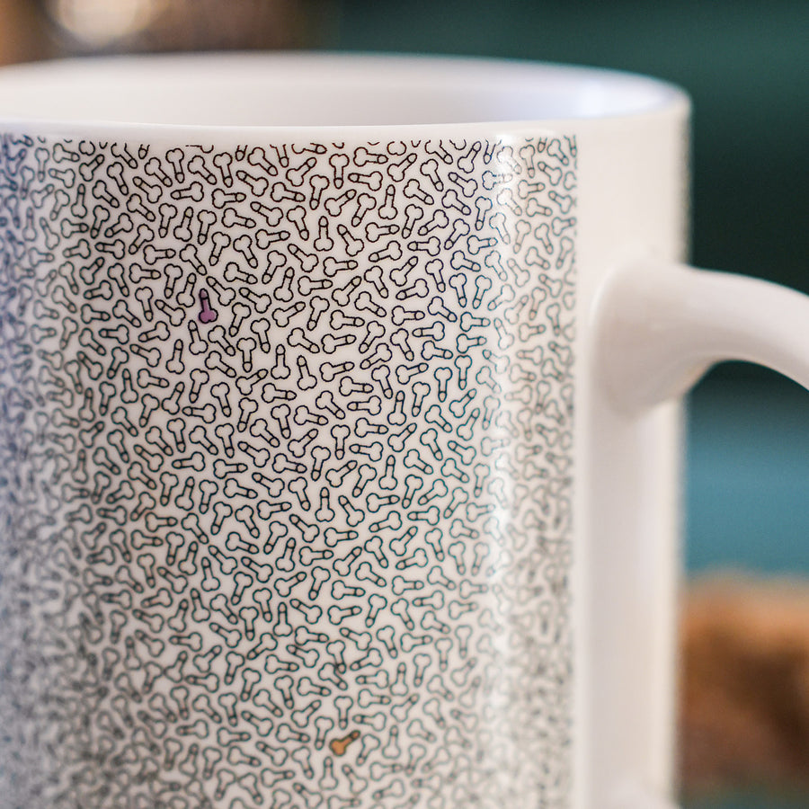 Mug humoristique avec motif de petits pénis sur fond blanc.