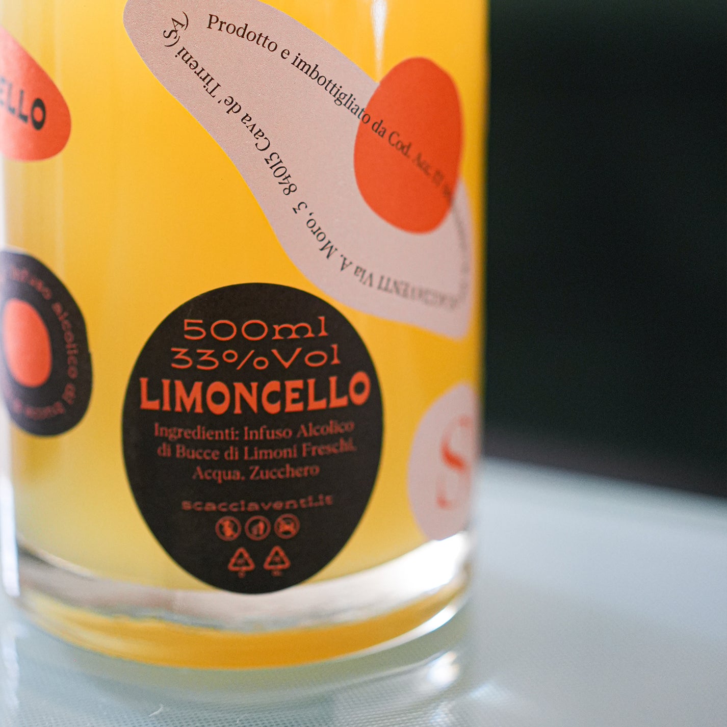 Bouteille de Limoncello avec étiquette élégante et bouchon doré.