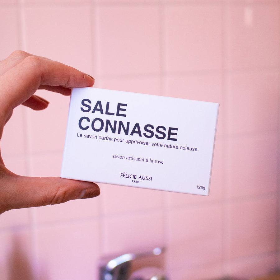 Savon humoristique avec étiquette colorée et motif rose.